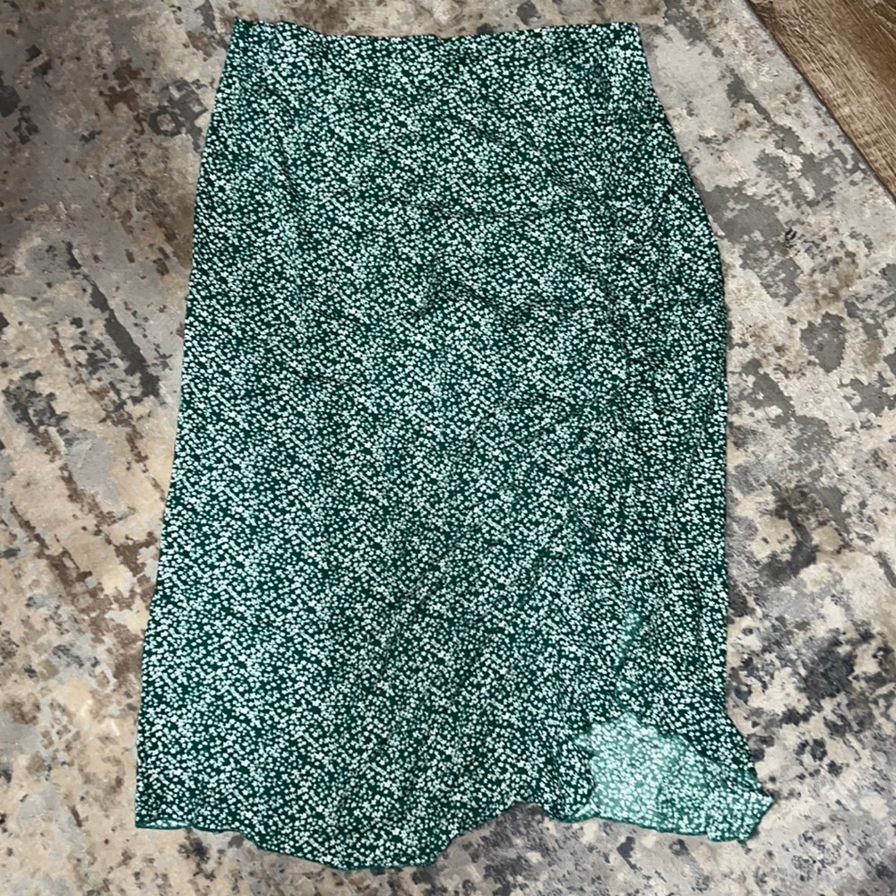 Green floral midi skirt with small slit at bottom and zipper closure